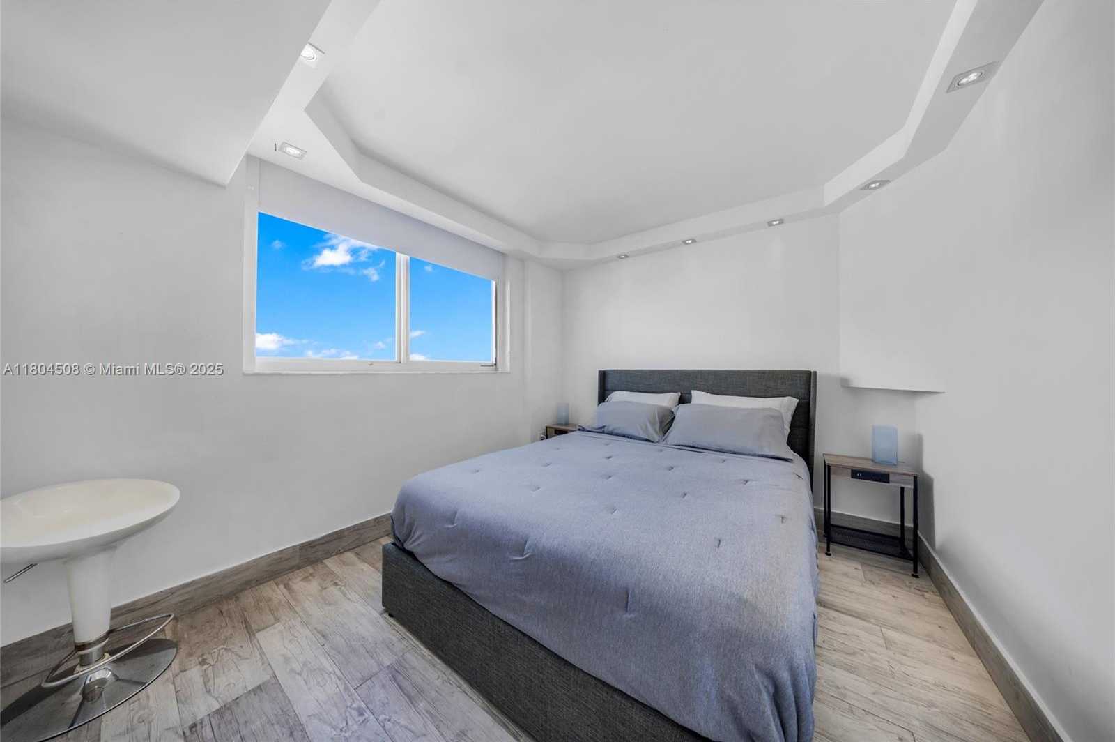 Small Image of 401 OCEAN DR #801, Miami Beach Number 17