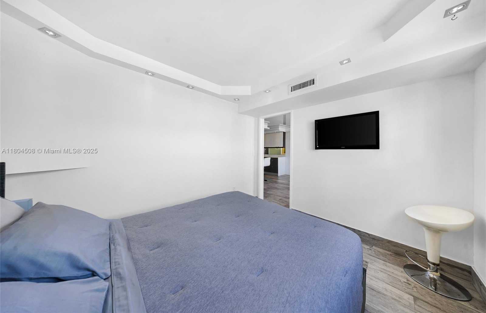 Small Image of 401 OCEAN DR #801, Miami Beach Number 18
