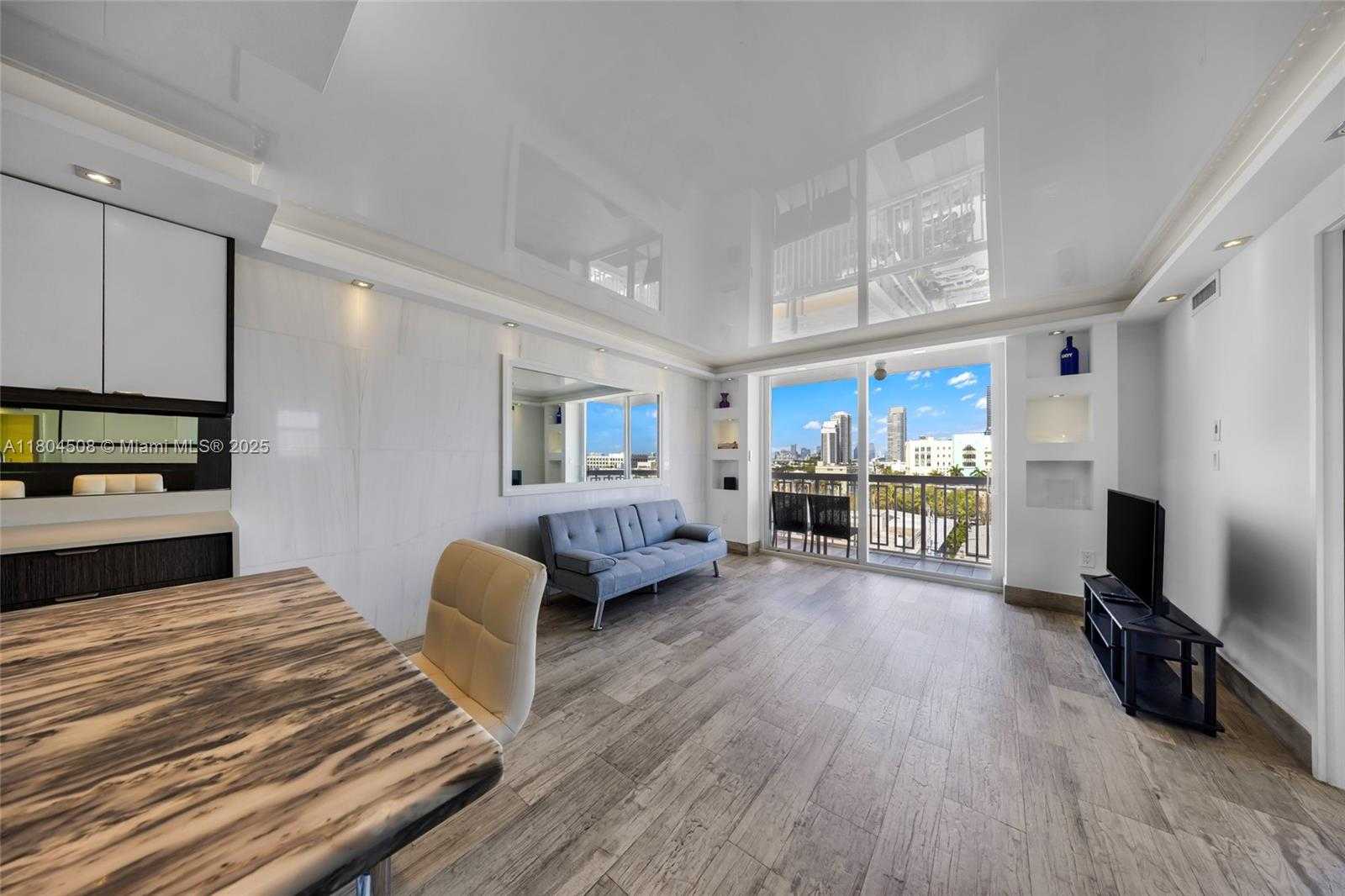 Small Image of 401 OCEAN DR #801, Miami Beach Number 3