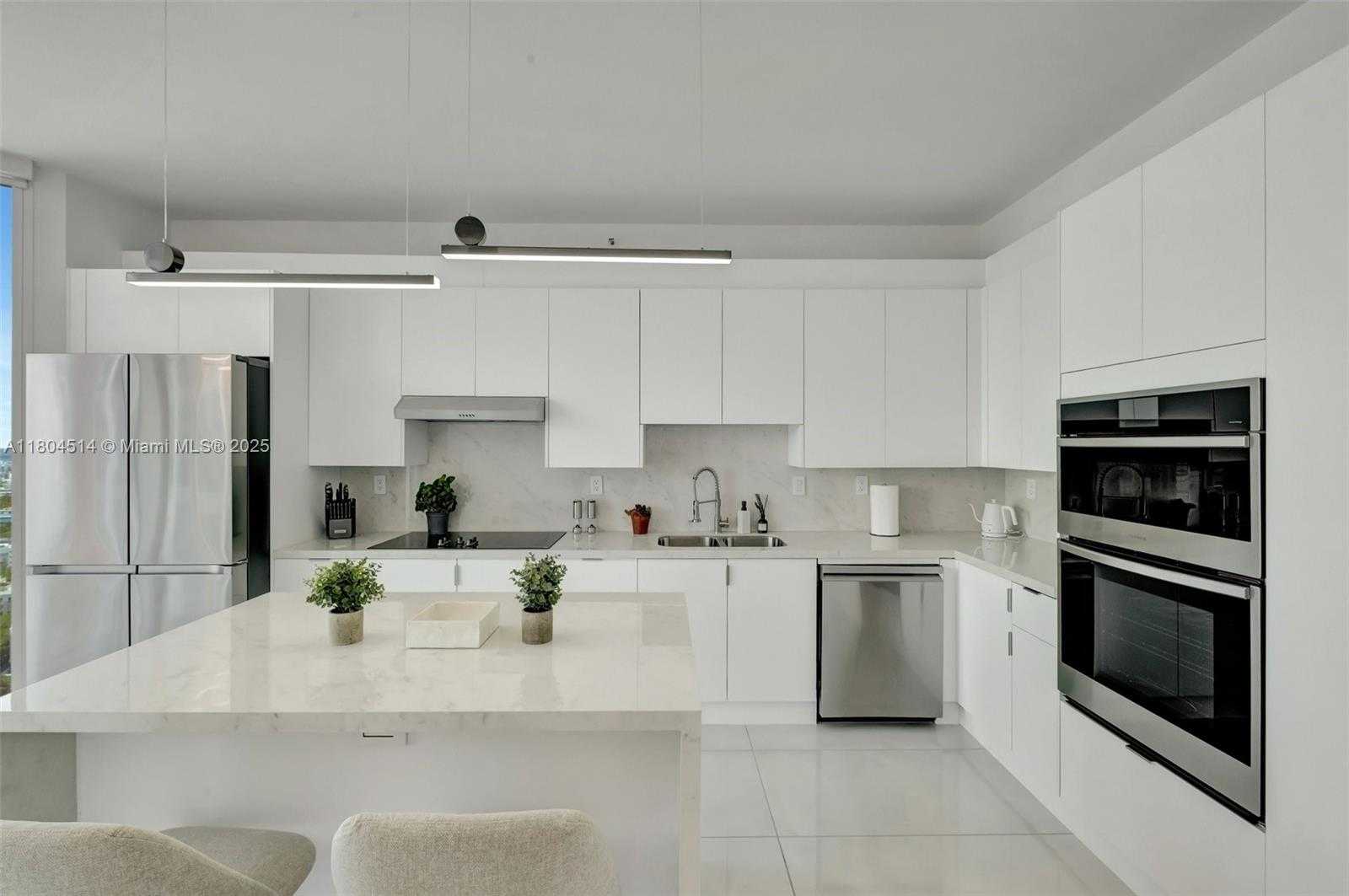 Small Image of 300 SOUTH POINTE DR #2606, Miami Beach Number 13