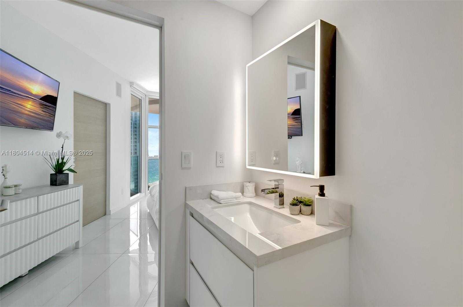 Small Image of 300 SOUTH POINTE DR #2606, Miami Beach Number 23