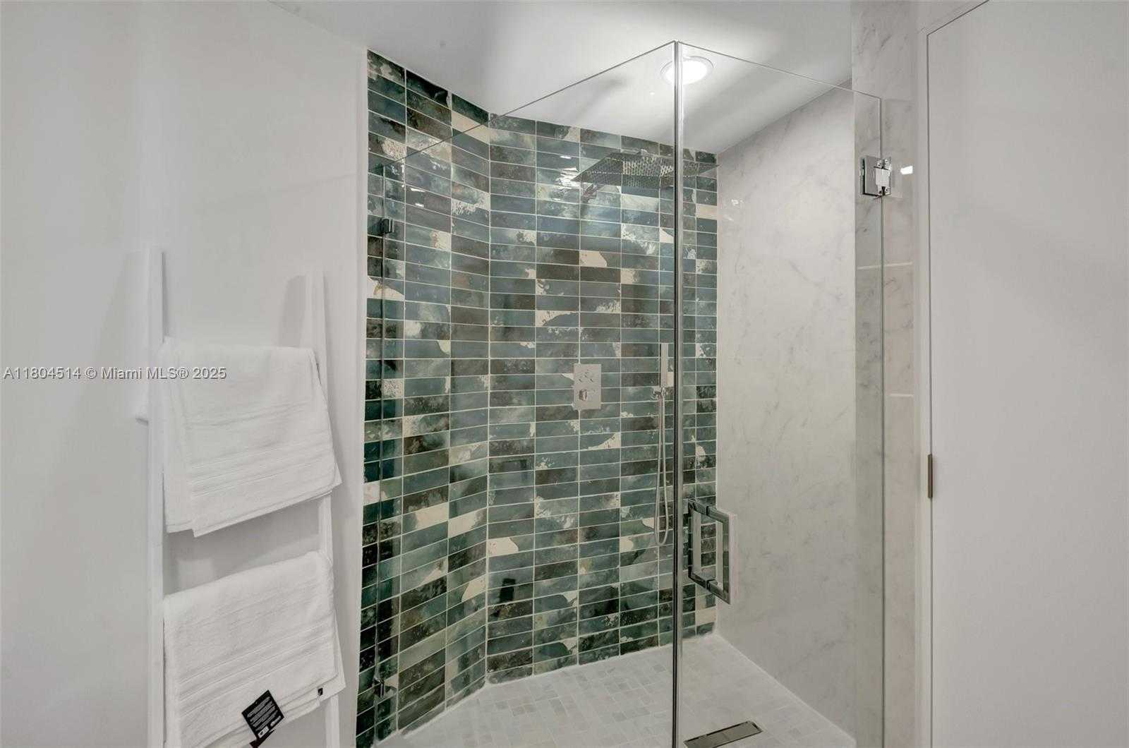 Small Image of 300 SOUTH POINTE DR #2606, Miami Beach Number 24