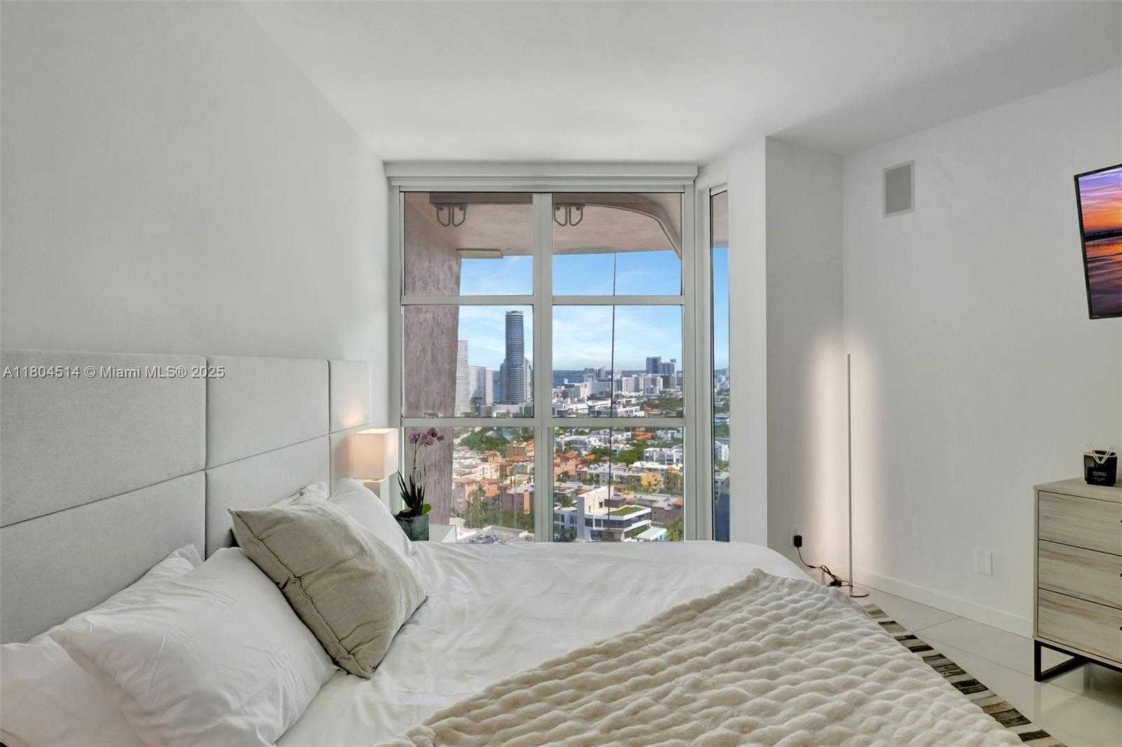 Small Image of 300 SOUTH POINTE DR #2606, Miami Beach Number 35