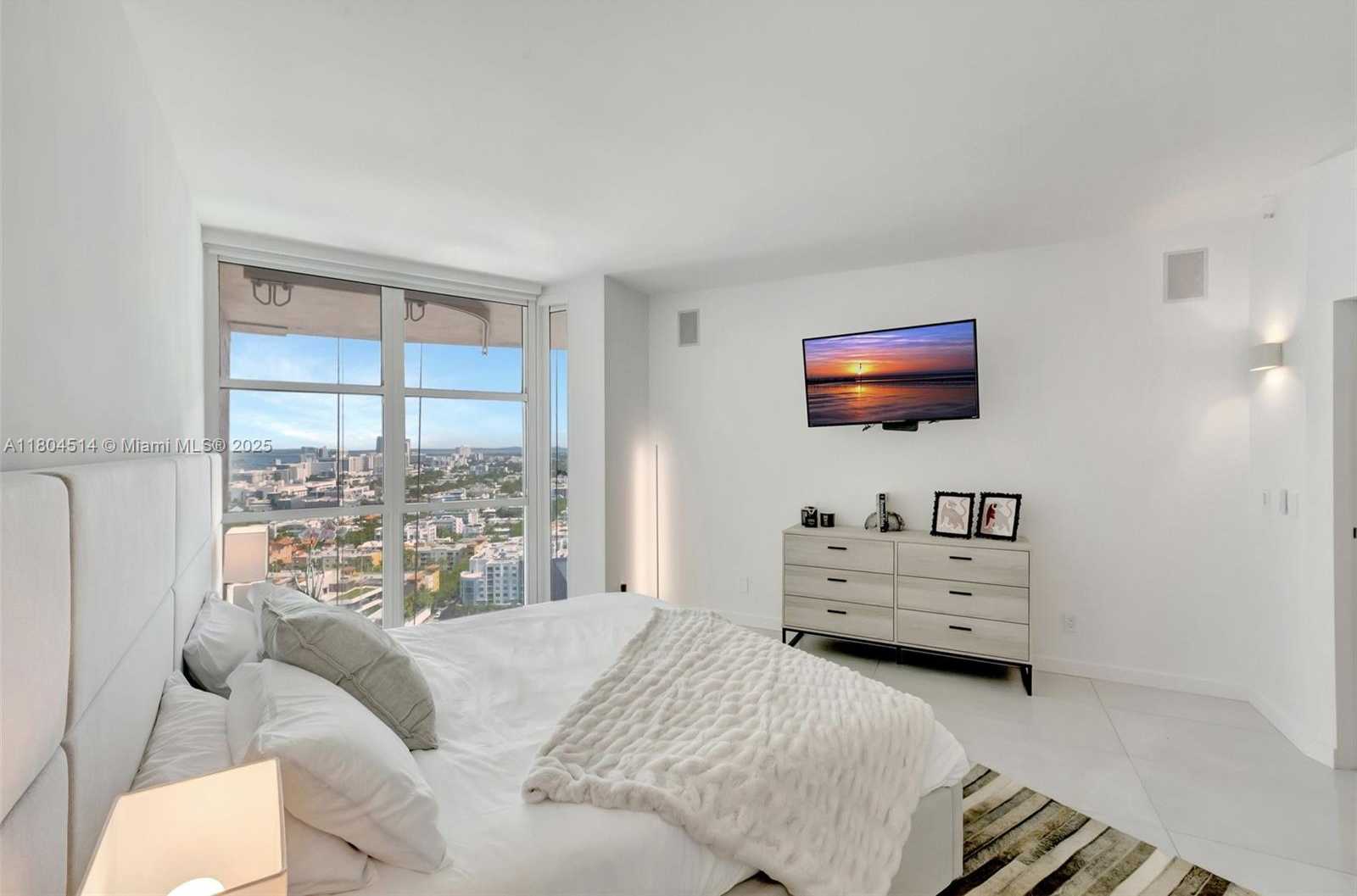 Small Image of 300 SOUTH POINTE DR #2606, Miami Beach Number 36