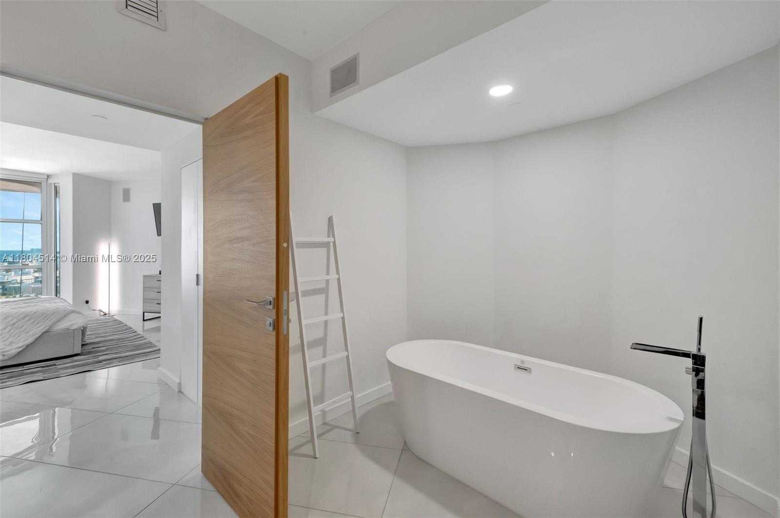 Small Image of 300 SOUTH POINTE DR #2606, Miami Beach Number 37