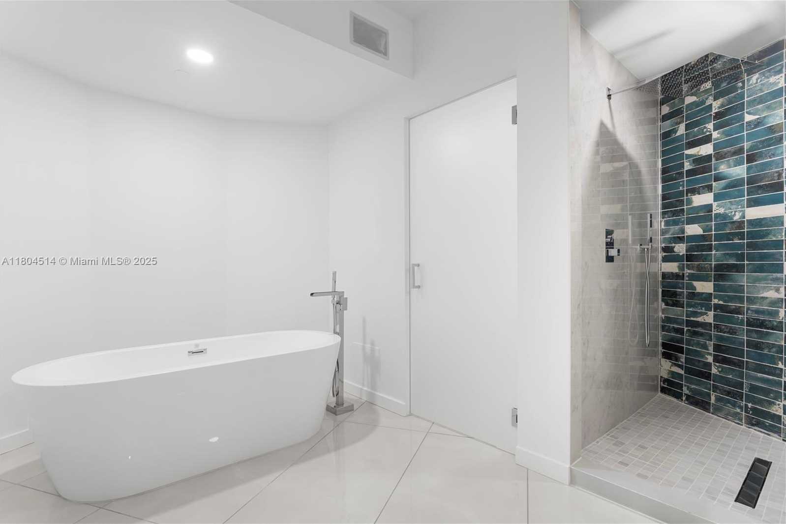 Small Image of 300 SOUTH POINTE DR #2606, Miami Beach Number 55