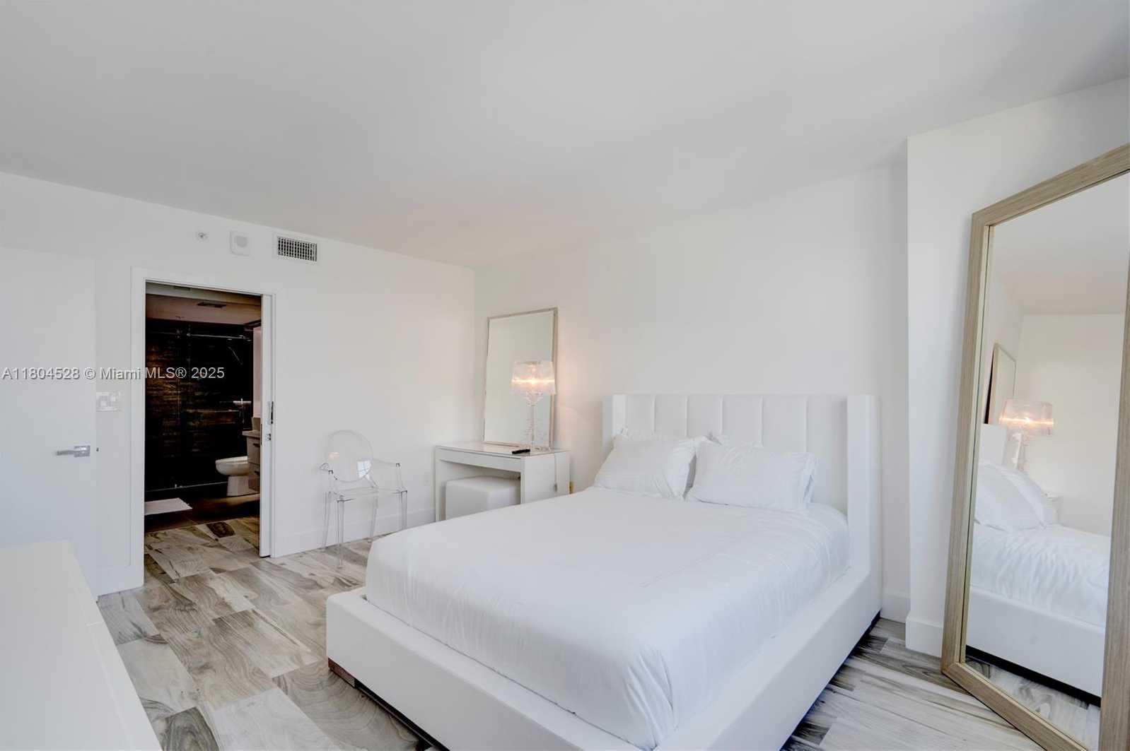 Small Image of 90 ALTON RD #2010, Miami Beach Number 15