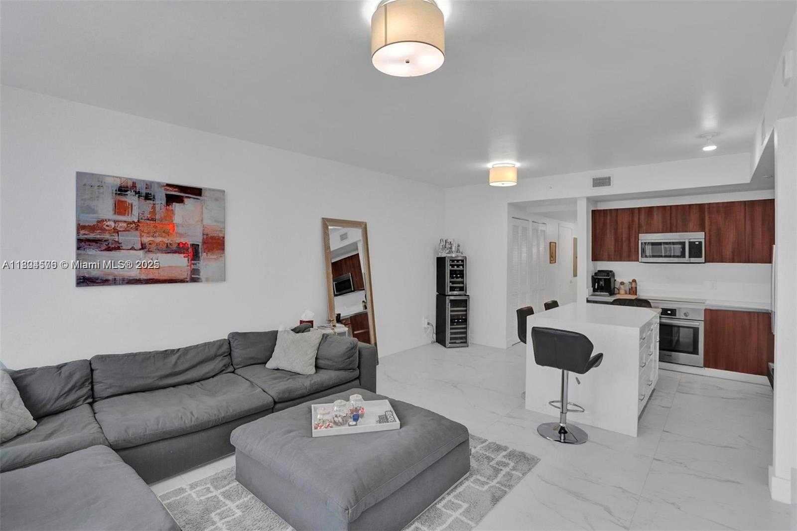 Small Image of 488 NE 18th St, Miami, FL 33132, USA Number 2