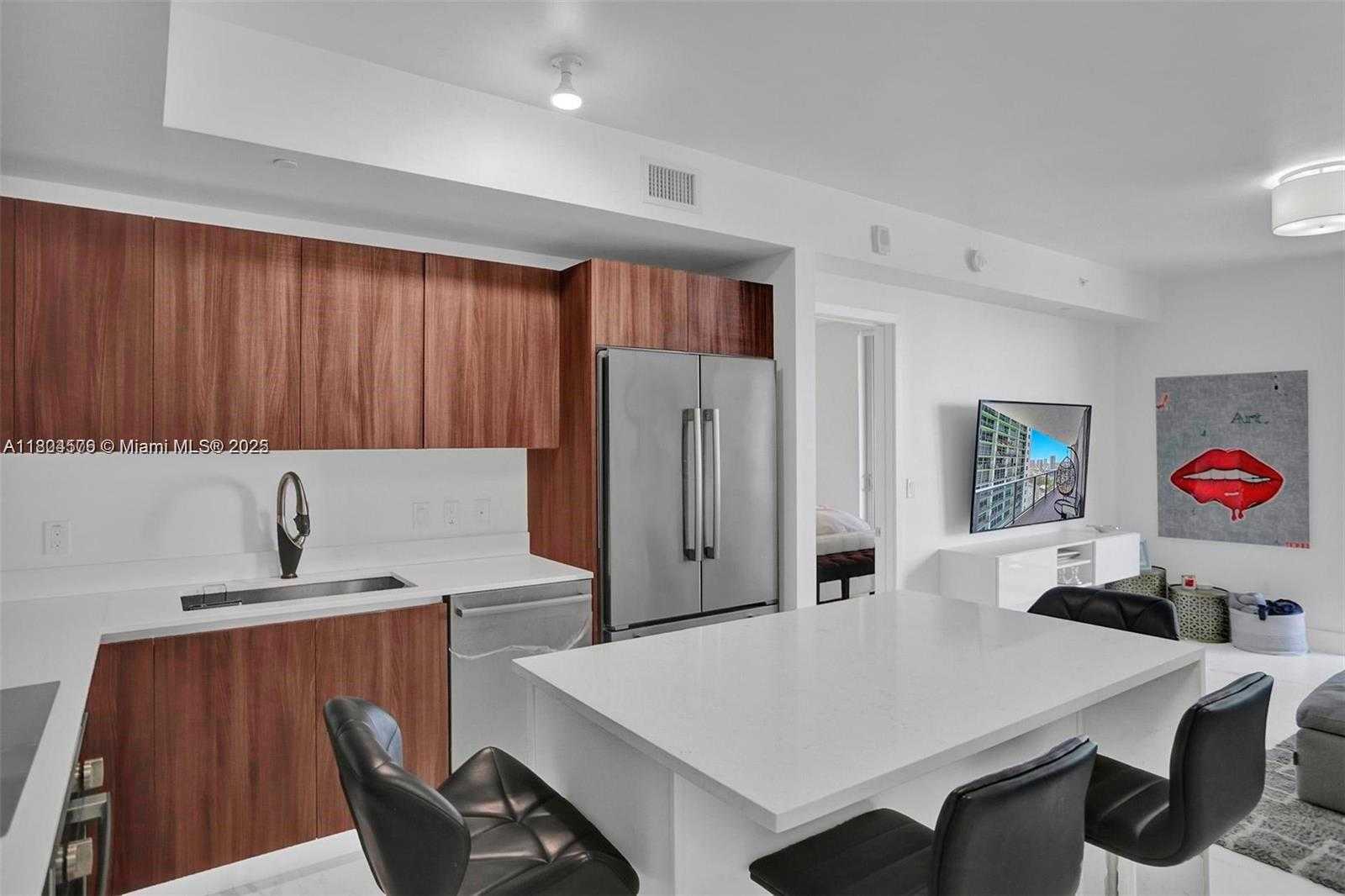 Small Image of 488 NE 18th St, Miami, FL 33132, USA Number 4