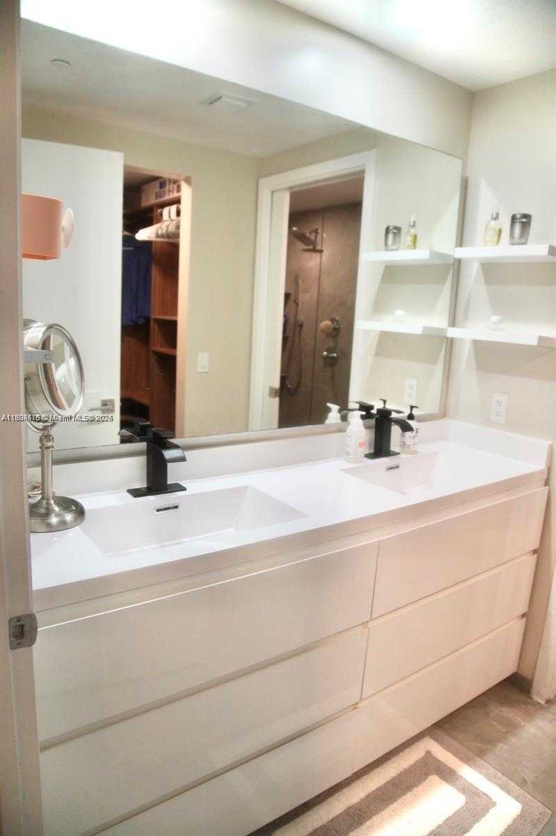 Small Image of 488 NE 18th St, Miami, FL 33132, USA Number 45