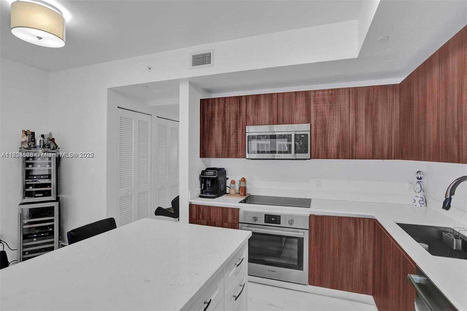 Small Image of 488 NE 18th St, Miami, FL 33132, USA Number 5