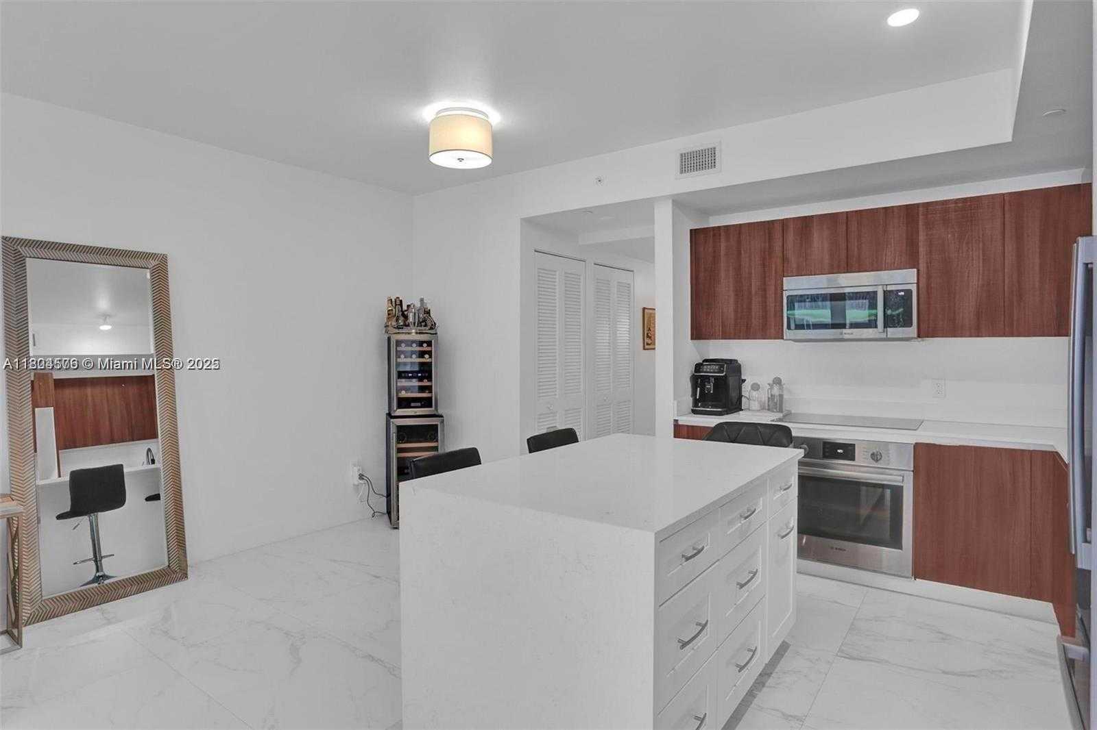 Small Image of 488 NE 18th St, Miami, FL 33132, USA Number 6