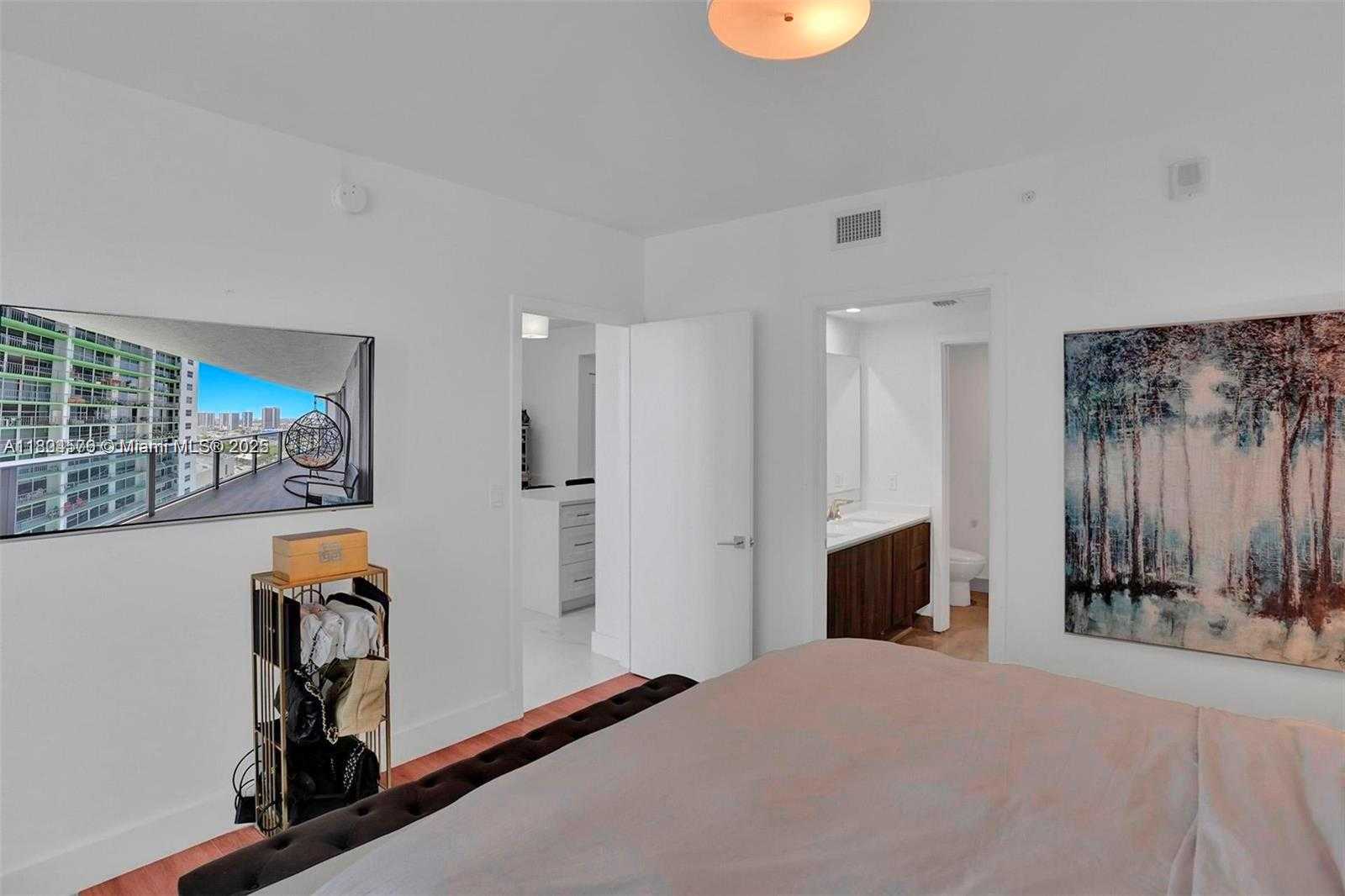 Small Image of 488 NE 18th St, Miami, FL 33132, USA Number 7