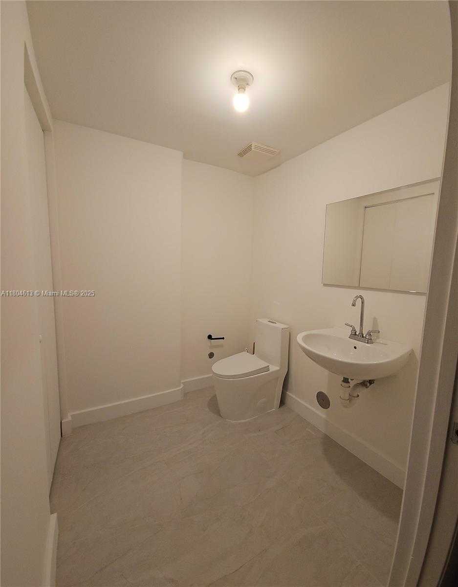 Small Image of 690 SOUTH WEST 1ST CT #1915, Miami Number 19