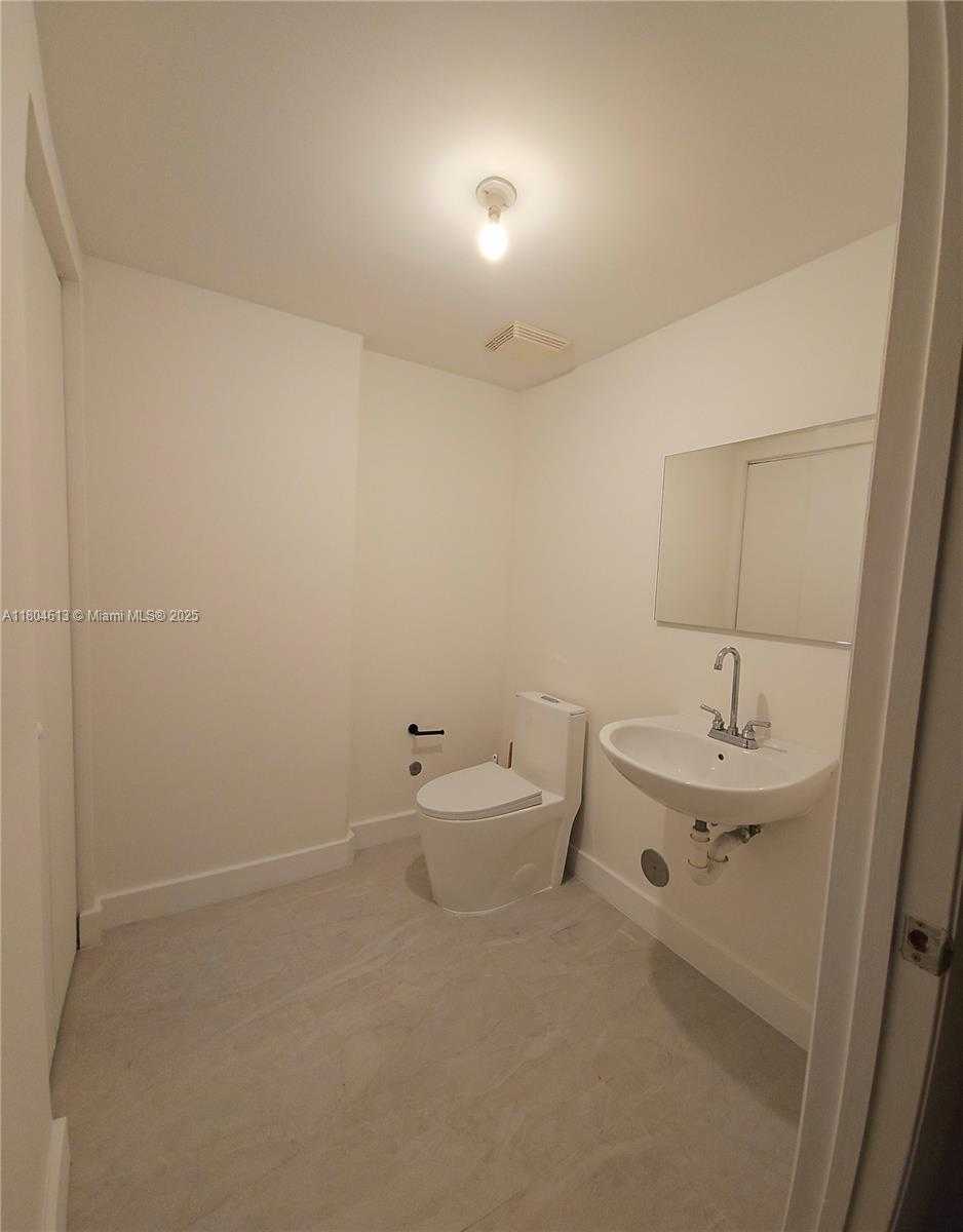 Small Image of 690 SOUTH WEST 1ST CT #1915, Miami Number 39