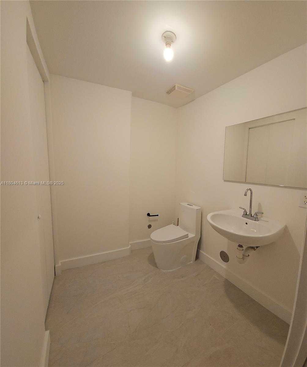 Small Image of 690 SOUTH WEST 1ST CT #1915, Miami Number 43