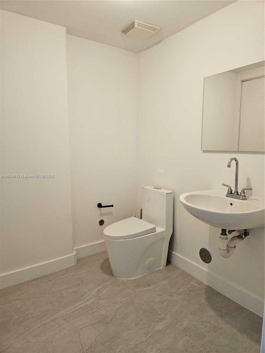 Small Image of 690 SOUTH WEST 1ST CT #1915, Miami Number 61