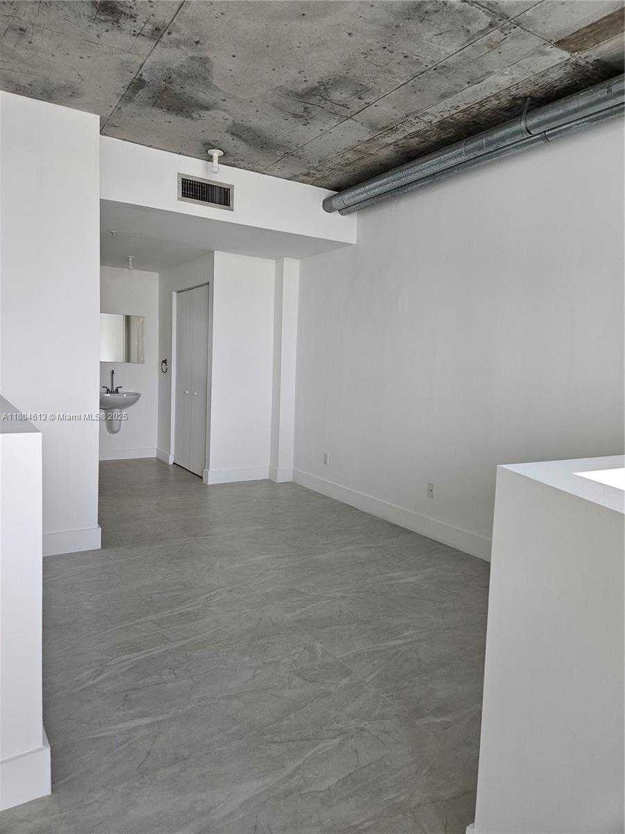 Small Image of 690 SOUTH WEST 1ST CT #1915, Miami Number 64