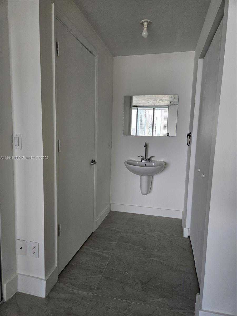 Small Image of 690 SOUTH WEST 1ST CT #1915, Miami Number 67