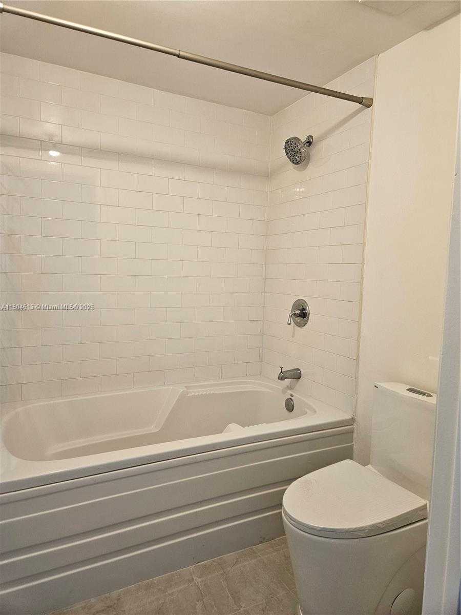 Small Image of 690 SOUTH WEST 1ST CT #1915, Miami Number 71