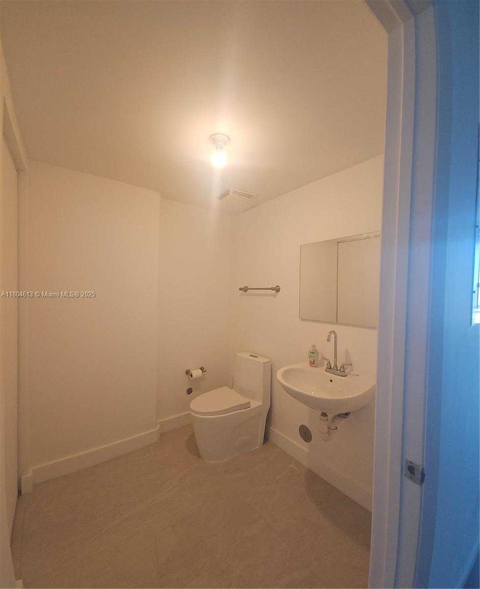 Small Image of 690 SOUTH WEST 1ST CT #1915, Miami Number 80