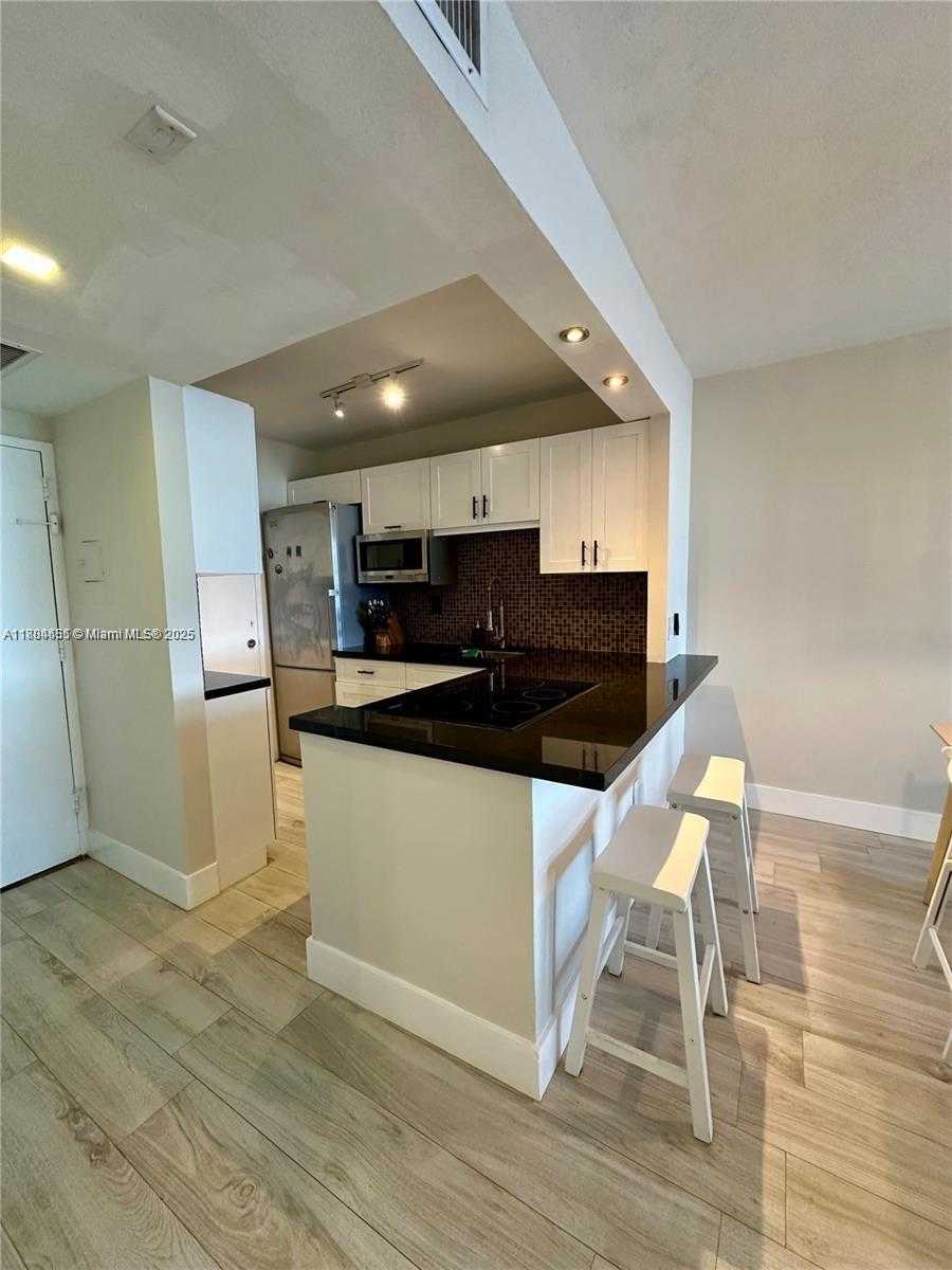 Small Image of 2899 COLLINS AVE #837, Miami Beach Number 2