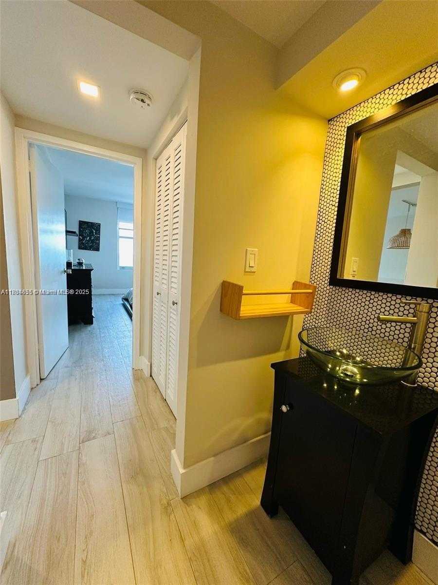 Small Image of 2899 COLLINS AVE #837, Miami Beach Number 9