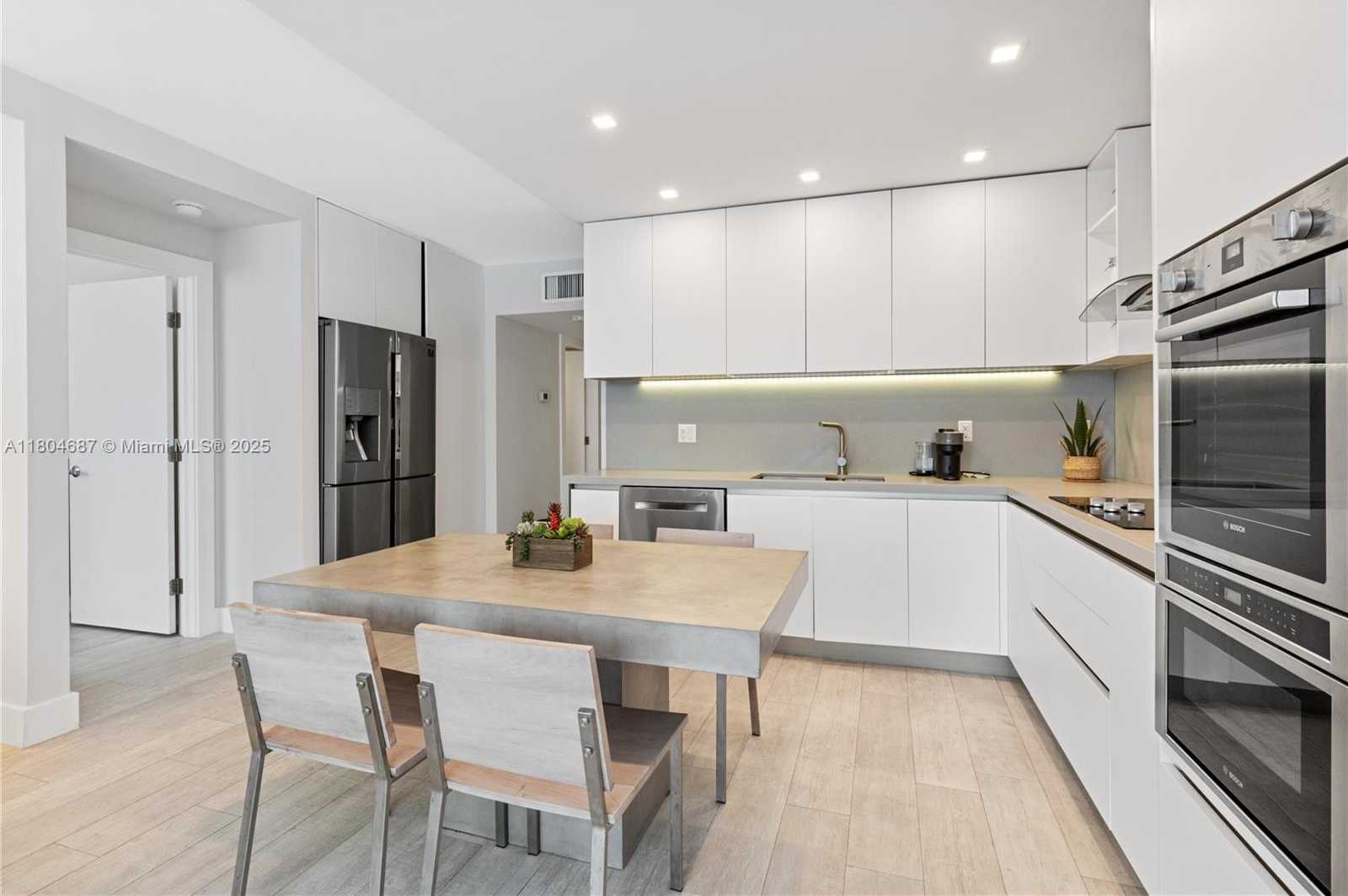 Small Image of 2301 COLLINS AVE #403, Miami Beach Number 2