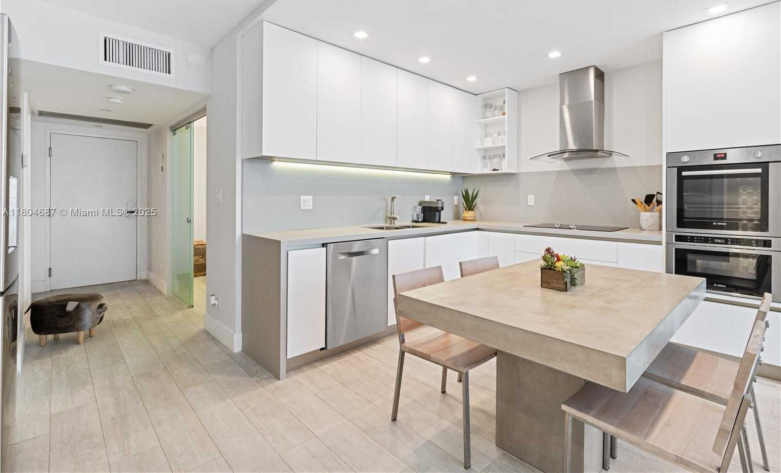 Small Image of 2301 COLLINS AVE #403, Miami Beach Number 4