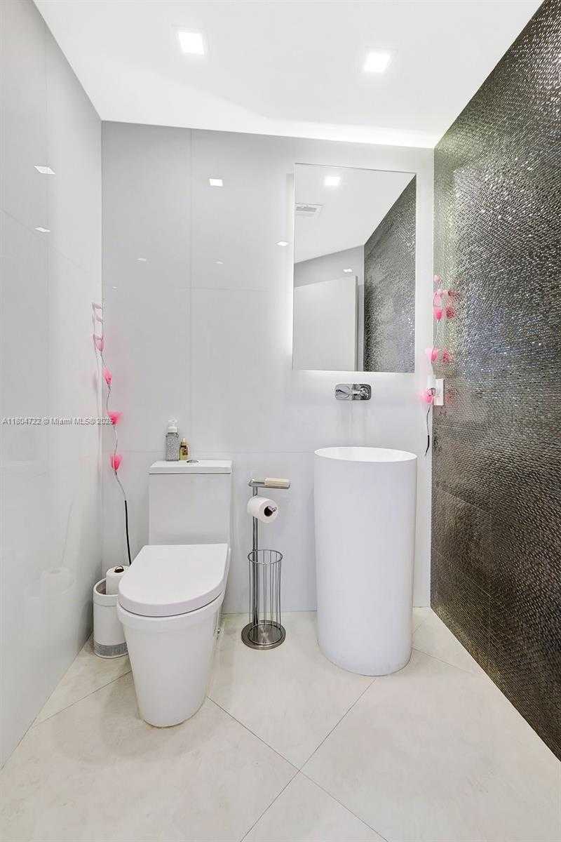 Small Image of 21200 POINT PL #403, Aventura Number 33