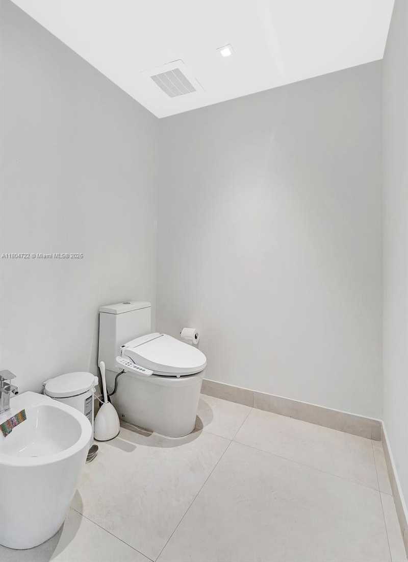 Small Image of 21200 POINT PL #403, Aventura Number 43