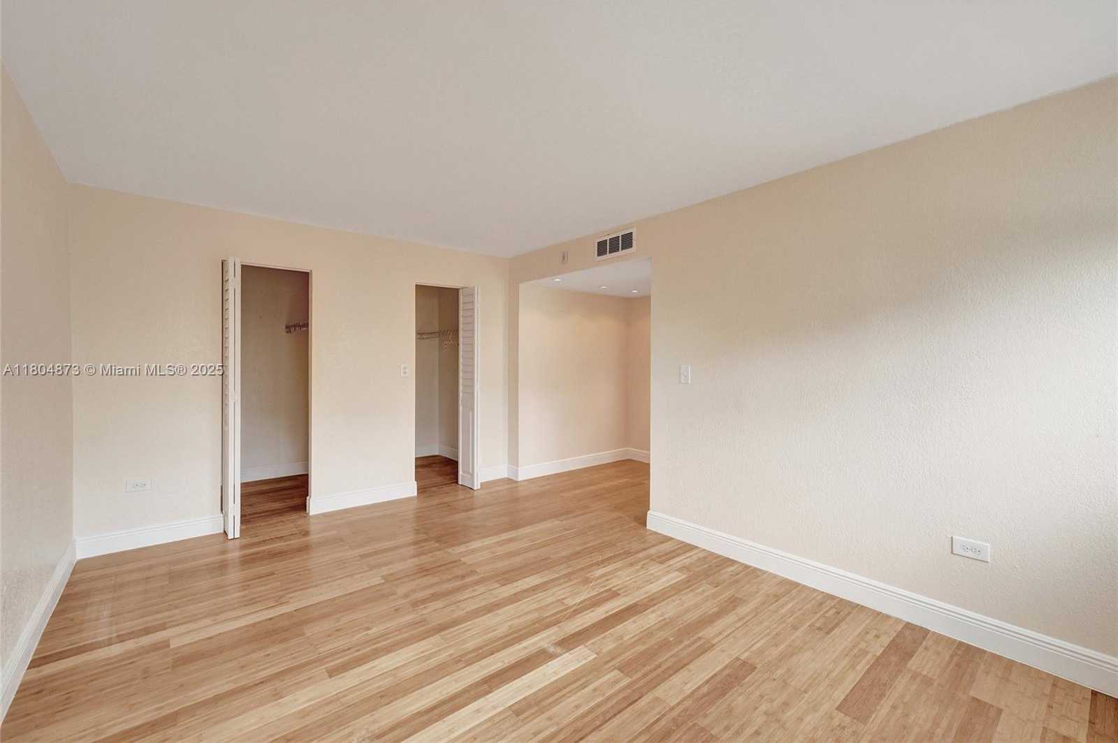 Small Image of 1881 WASHINGTON AVE #4E, Miami Beach Number 2