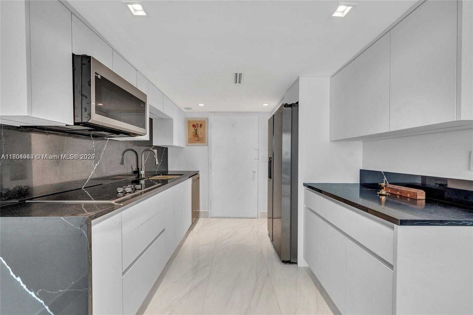 Small Image of 401 OCEAN DR #1007, Miami Beach Number 3