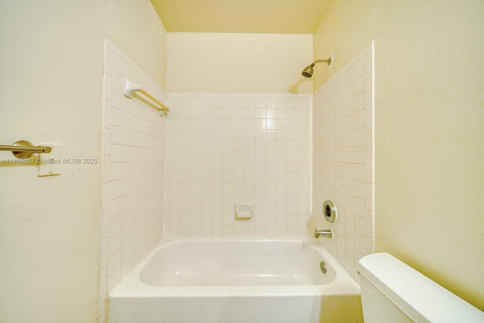 Small Image of 18326 NORTH WEST 68TH AVE #H, Hialeah Number 22