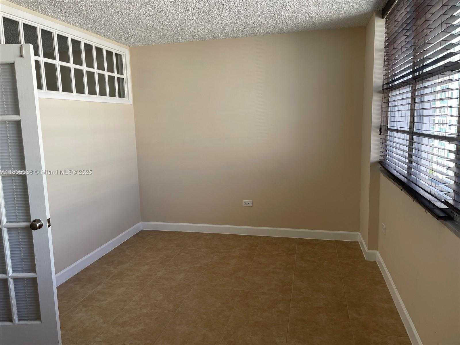 Small Image of 999 BRICKELL BAY DR #1806, Miami Number 4