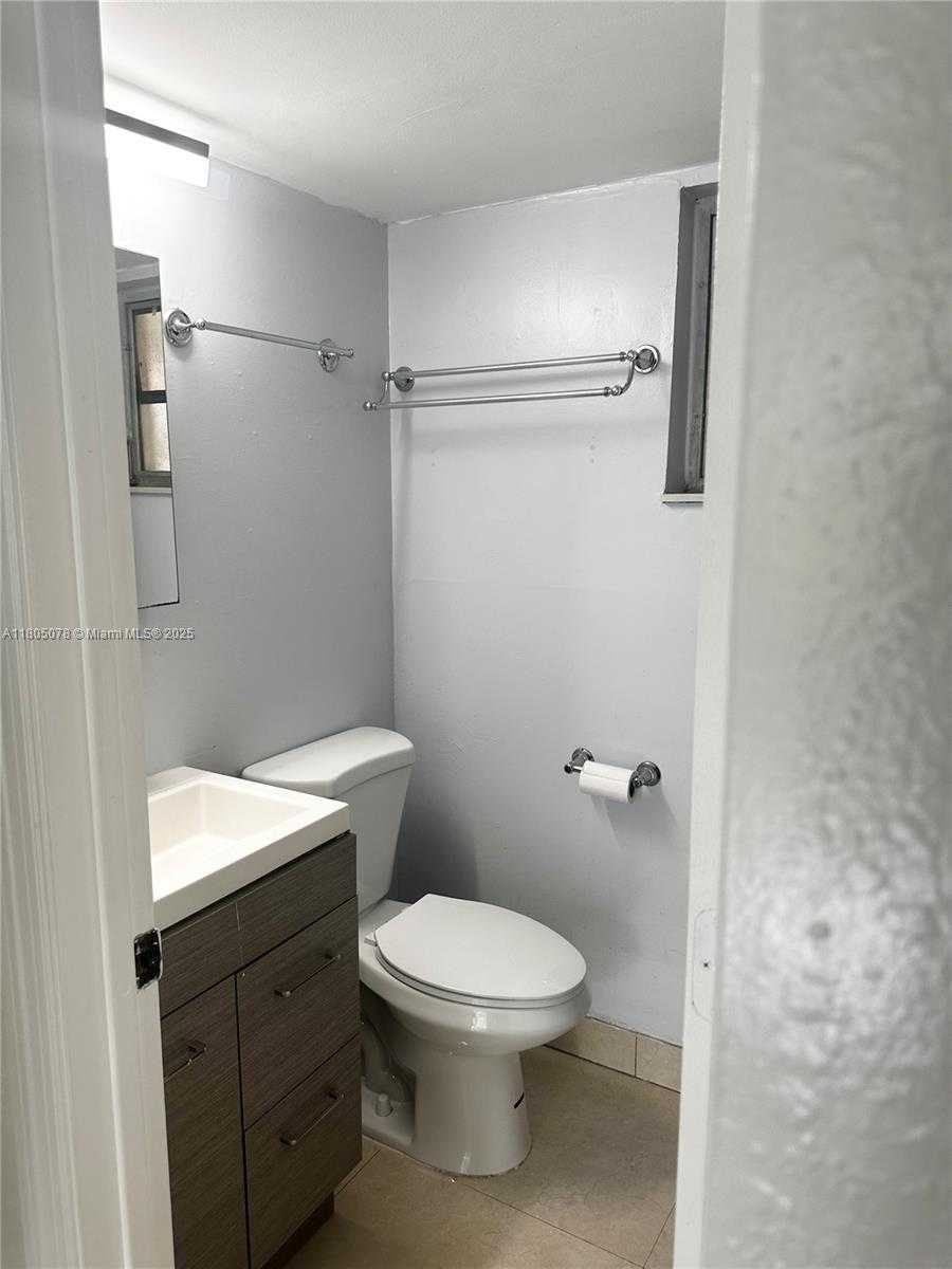 Small Image of 8840 FONTAINEBLEAU BLVD #304, Miami Number 10