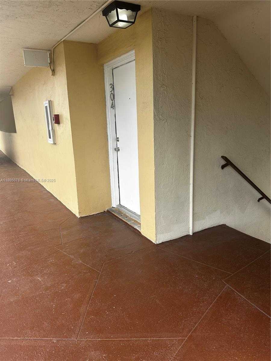 Small Image of 8840 FONTAINEBLEAU BLVD #304, Miami Number 16