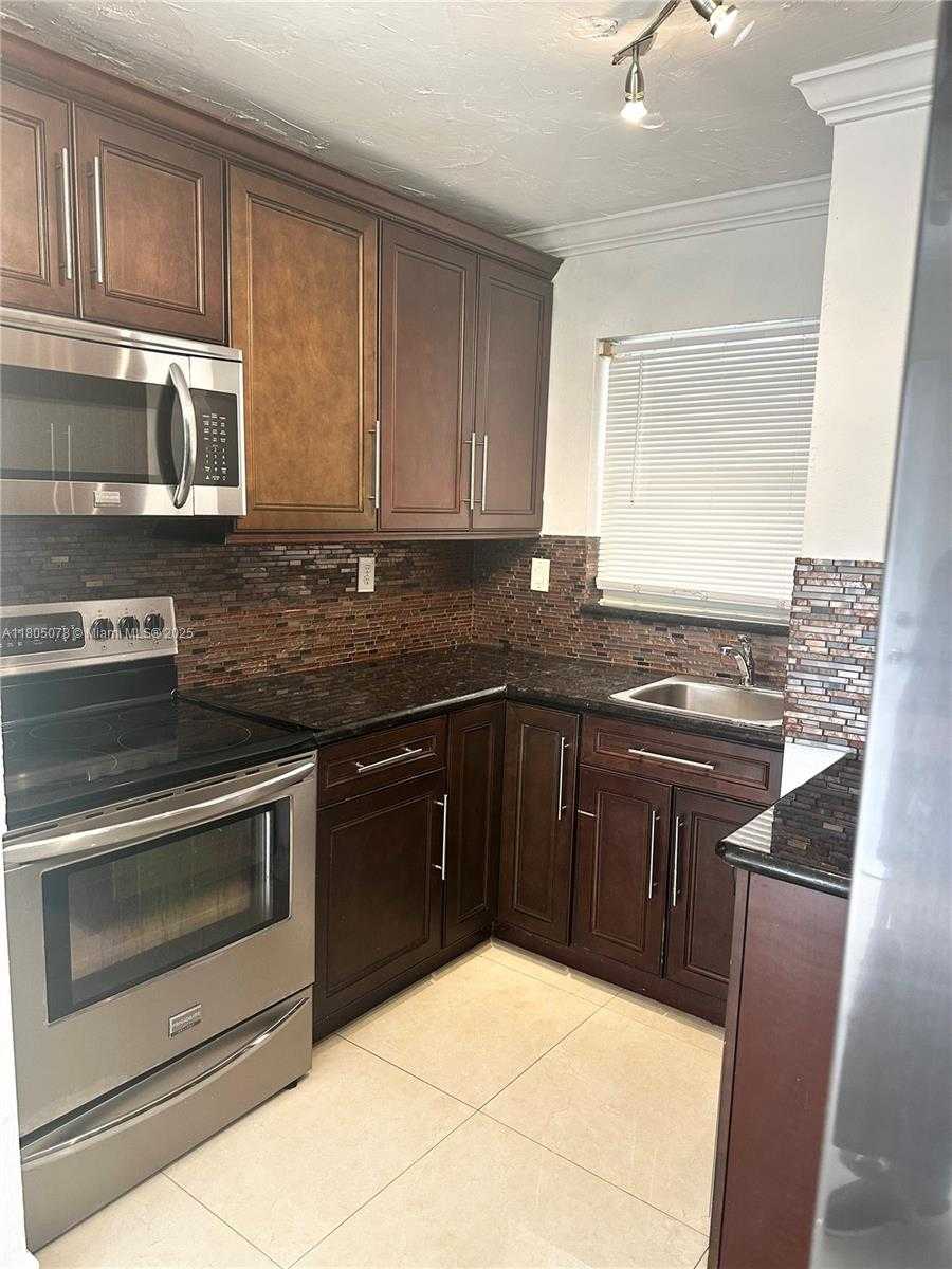 Small Image of 8840 FONTAINEBLEAU BLVD #304, Miami Number 5