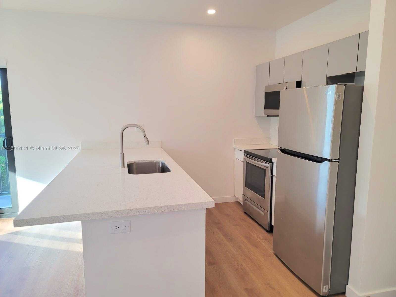 Small Image of 1950 FLETCHER ST #205, Hollywood Number 6