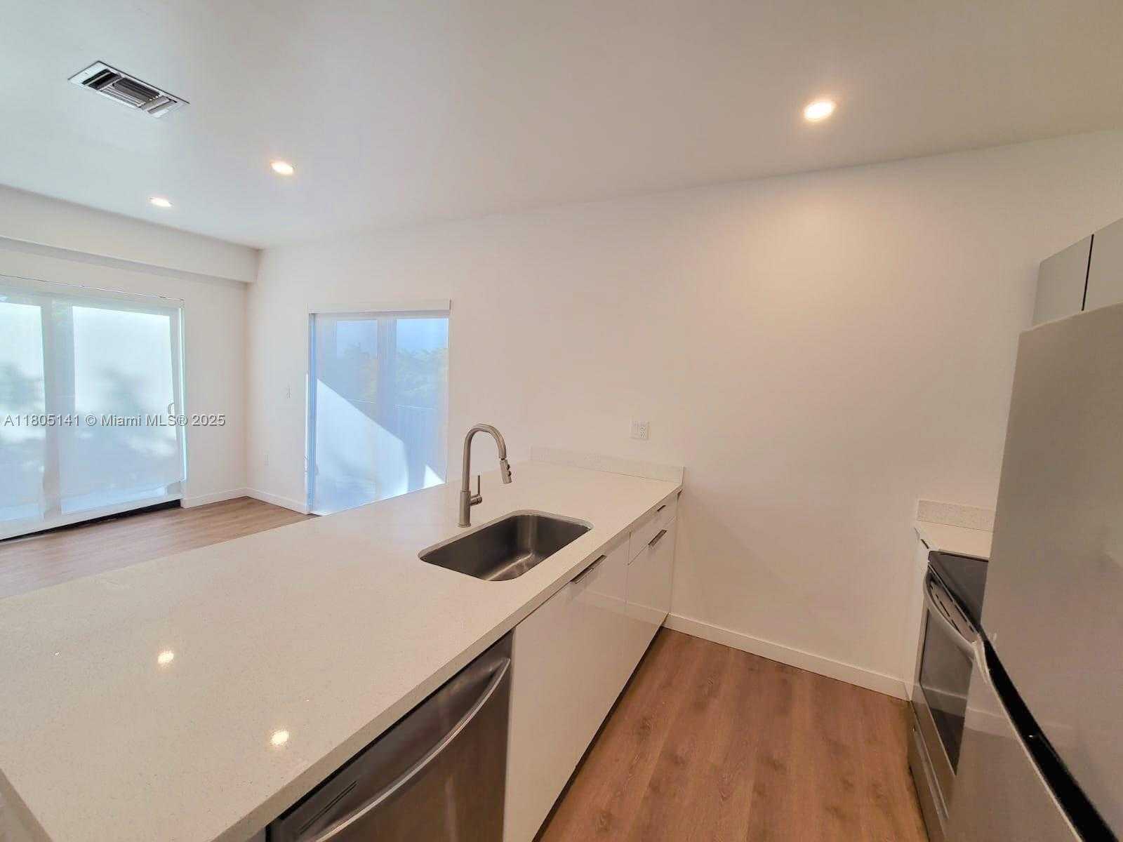 Small Image of 1950 FLETCHER ST #205, Hollywood Number 9
