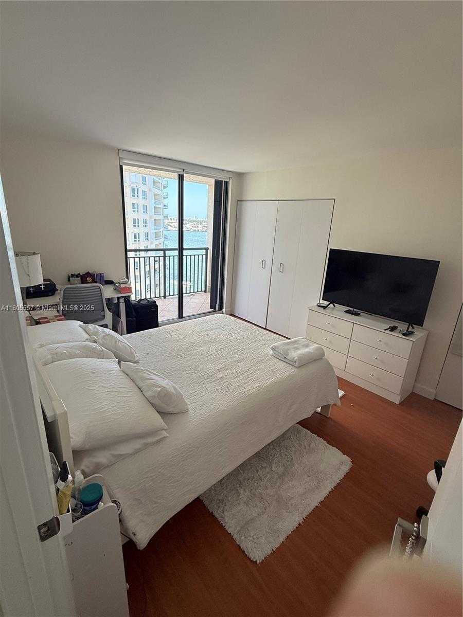 Small Image of 540 BRICKELL KEY DR #1422, Miami Number 12