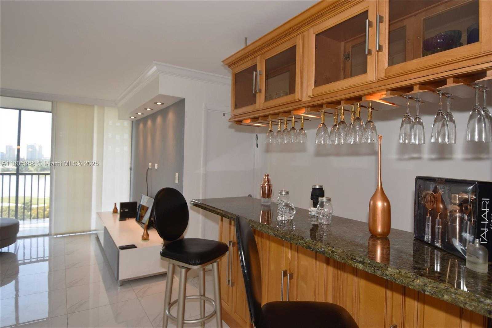 Small Image of 3731 NORTH COUNTRY CLUB DR #1024, Aventura Number 4
