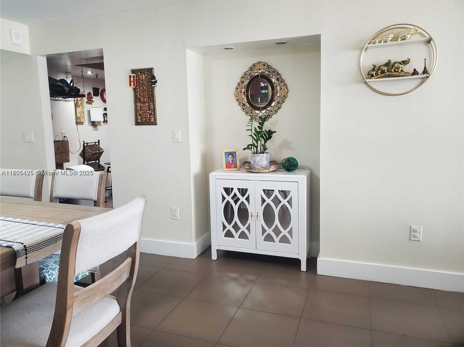 Small Image of 1775 WASHINGTON #4A, Miami Beach Number 7