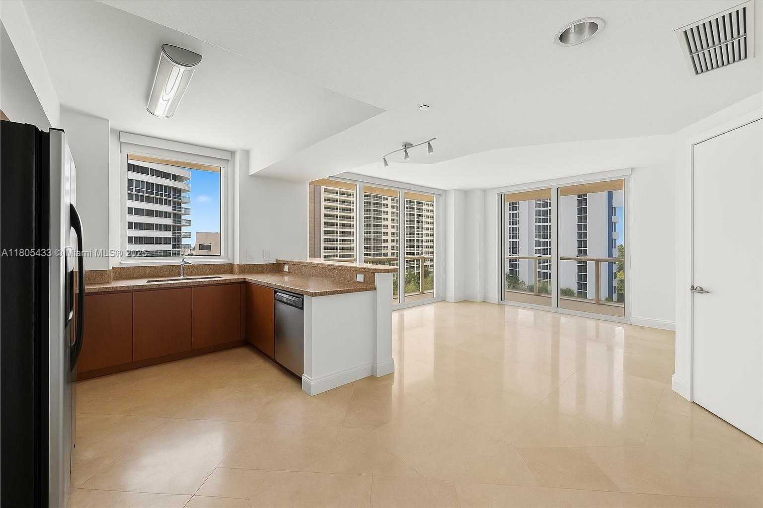 Small Image of 10 VENETIAN WAY #906, Miami Beach Number 4
