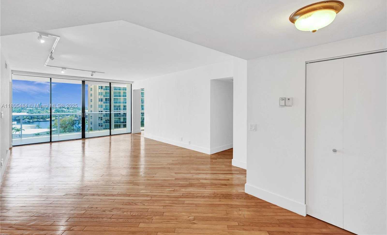 Small Image of 20281 EAST COUNTRY CLUB DR #412, Aventura Number 3