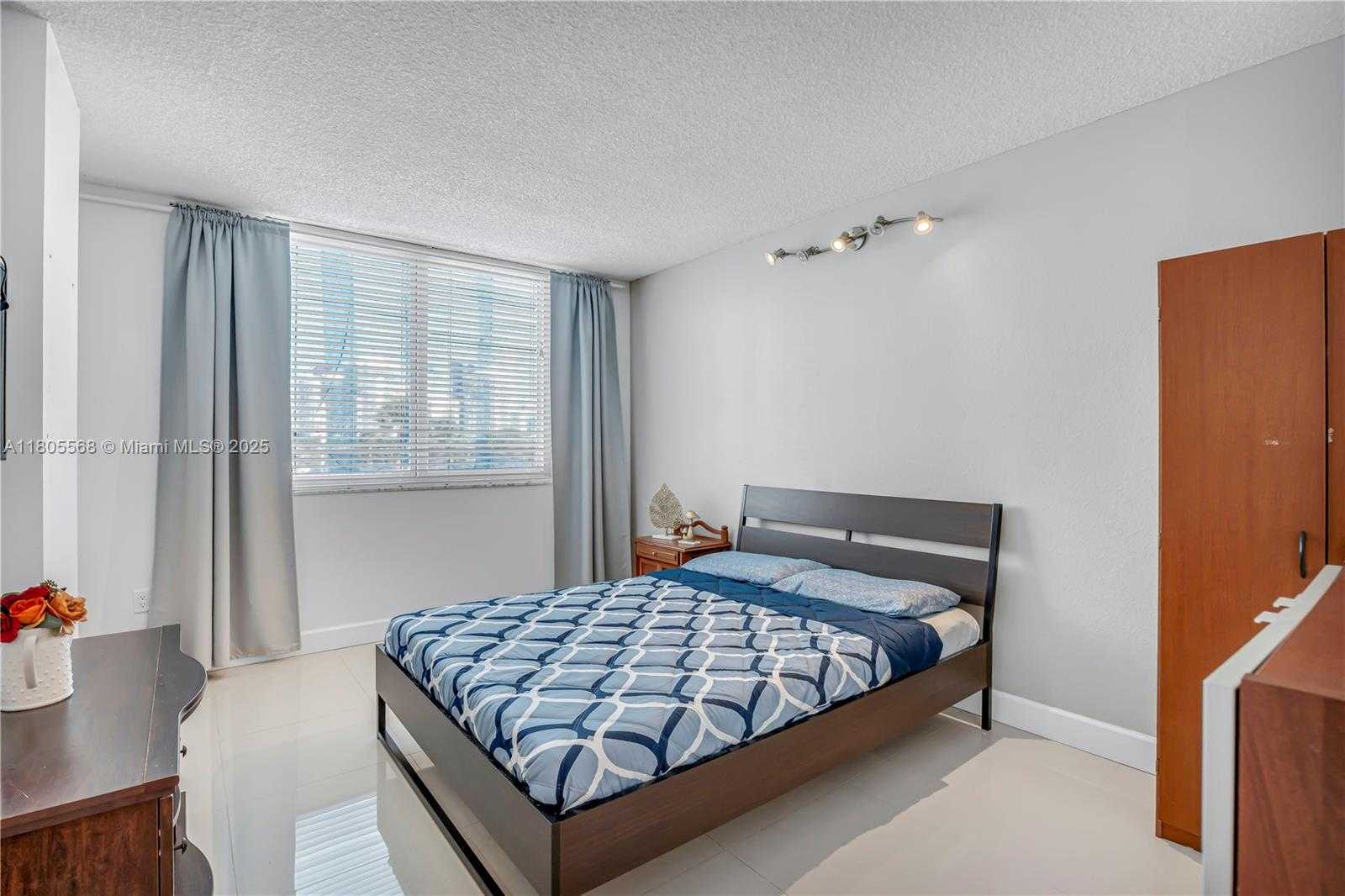Small Image of 500 BAYVIEW DR #231, Sunny Isles Beach Number 12