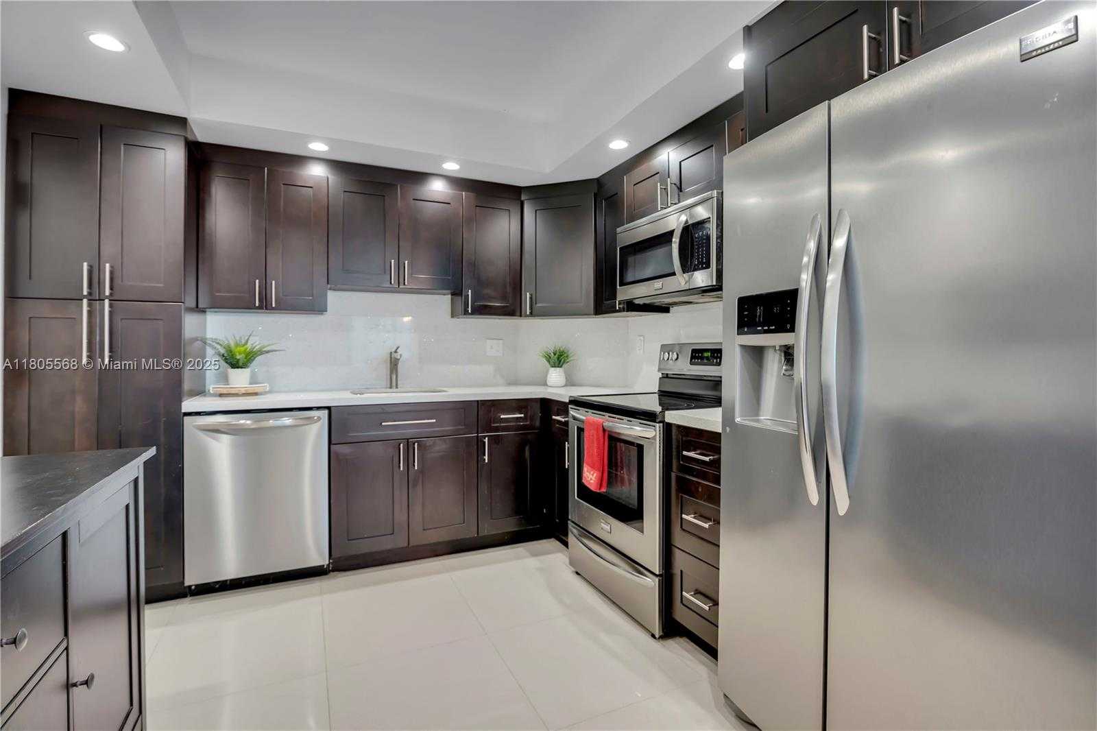 Small Image of 500 BAYVIEW DR #231, Sunny Isles Beach Number 5