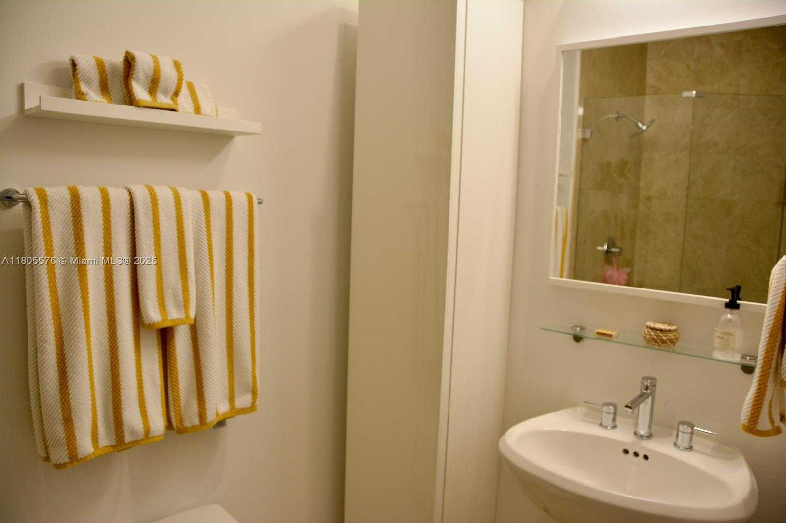 Small Image of 848 BRICKELL KEY DR #PH 4505, Miami Number 44