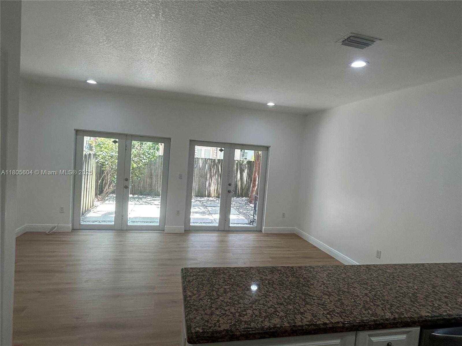 Small Image of 3144 NEW YORK ST #3144, Miami Number 13