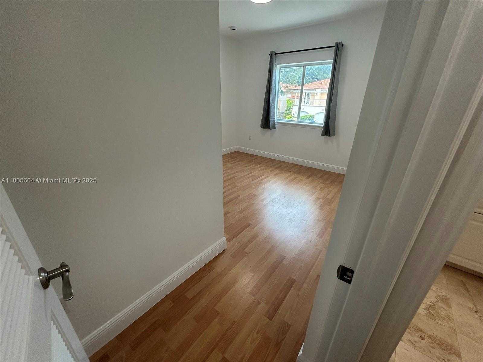 Small Image of 3144 NEW YORK ST #3144, Miami Number 32